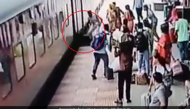 Salaam: Railway Police Rescued A Woman Who Had Gone To Death From A Moving Train, Watch Viral Video