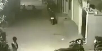 Viral Video: When You Are Surrounded By Troubles From All Around, Then Do This Work, A Small Child Is Teaching – बहन को बचाने के लिए कुत्ते से भिड़ गया ये बच्चा, लोग कह रहे हैं
