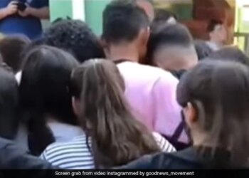 Student Came To School After Mothers Death, All Friends Gave Courage By Hugging Crying, Watch Video