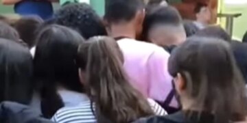 Student Came To School After Mothers Death, All Friends Gave Courage By Hugging Crying, Watch Video