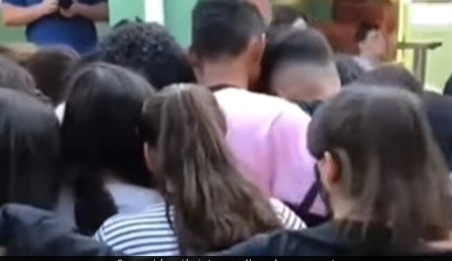 Student Came To School After Mothers Death, All Friends Gave Courage By Hugging Crying, Watch Video