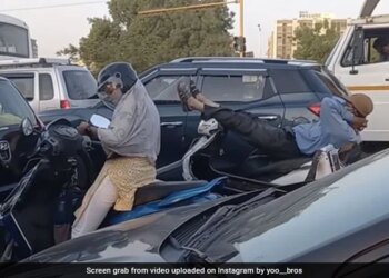 Man Resting On Scooty Between Heavy Traffic Internet Shocked To See This Viral Video