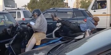 Man Resting On Scooty Between Heavy Traffic Internet Shocked To See This Viral Video