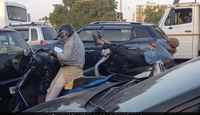 Man Resting On Scooty Between Heavy Traffic Internet Shocked To See This Viral Video
