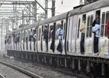 WATCH: YOUNG MAN HANGING FROM MUMBAI LOCAL TRAIN COLLIDED WITH A SIGNAL POLE SEE VIRAL VIDEO