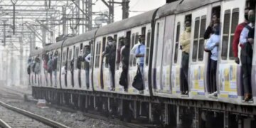 WATCH: YOUNG MAN HANGING FROM MUMBAI LOCAL TRAIN COLLIDED WITH A SIGNAL POLE SEE VIRAL VIDEO