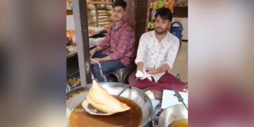 To Eat This Samosa, You Need As Much Power As Bahubali, This Huge 4 Kg Samosa Is Available For Rs 1100