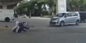 After The Accident, The Boy Got Up From The Road And Started Acting Strange. – एक्सीडेंट के बाद सड़क से उठ कर ऐसी हरकतें करने लगा युवक, लोग बोले