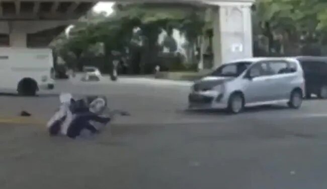 After The Accident, The Boy Got Up From The Road And Started Acting Strange. – एक्सीडेंट के बाद सड़क से उठ कर ऐसी हरकतें करने लगा युवक, लोग बोले