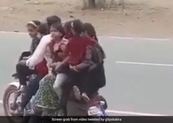 On A Bike 7 People Were Going To Sit Together Internet Shocked Said Should Get A Medal See Viral Video – बाइक पर एकसाथ बैठकर जा रहे थे 7 लोग, लोग बोले
