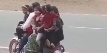 On A Bike 7 People Were Going To Sit Together Internet Shocked Said Should Get A Medal See Viral Video – बाइक पर एकसाथ बैठकर जा रहे थे 7 लोग, लोग बोले