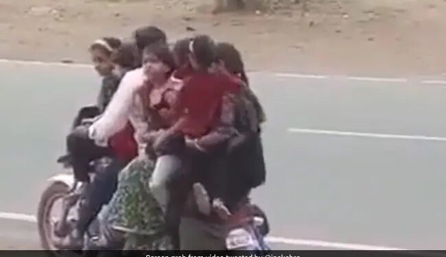 On A Bike 7 People Were Going To Sit Together Internet Shocked Said Should Get A Medal See Viral Video – बाइक पर एकसाथ बैठकर जा रहे थे 7 लोग, लोग बोले