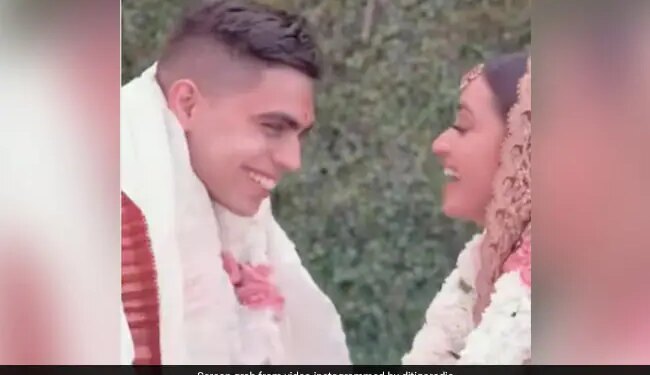 Groom Touches Bride Feet During Wedding Ceremony Pandit Ji Got Angry Then Said This To The Girl Watch Video