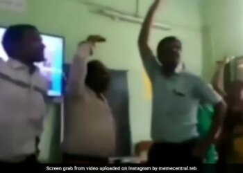 Teacher Did Dance And Song For Teaching Children Hindi Ki Matra Watch Viral Video Funny Video