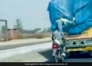 Bikers Stealing Items From Moving Truck With The Help Of Moving Motorcycle Watch Shocking Video – तेज रफ्तार में जा रहा था सामान से भरा ट्रक, चलती बाइक पर सवार दो बंदों ने Dhoom स्टाइल में कर ली चोरी