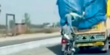 Bikers Stealing Items From Moving Truck With The Help Of Moving Motorcycle Watch Shocking Video – तेज रफ्तार में जा रहा था सामान से भरा ट्रक, चलती बाइक पर सवार दो बंदों ने Dhoom स्टाइल में कर ली चोरी