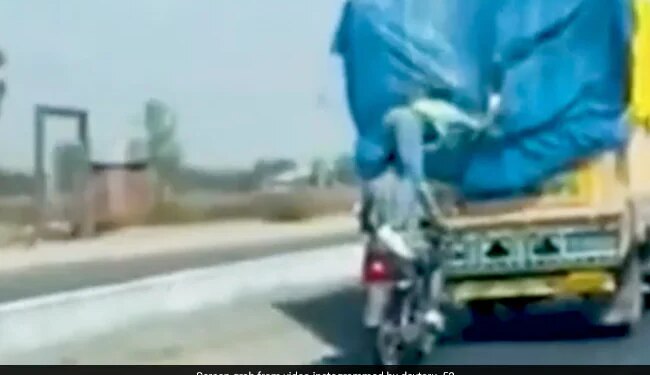 Bikers Stealing Items From Moving Truck With The Help Of Moving Motorcycle Watch Shocking Video – तेज रफ्तार में जा रहा था सामान से भरा ट्रक, चलती बाइक पर सवार दो बंदों ने Dhoom स्टाइल में कर ली चोरी