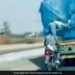 Bikers Stealing Items From Moving Truck With The Help Of Moving Motorcycle Watch Shocking Video – तेज रफ्तार में जा रहा था सामान से भरा ट्रक, चलती बाइक पर सवार दो बंदों ने Dhoom स्टाइल में कर ली चोरी