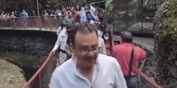 वजन ज्यादा होने पर झूले से गिर गए लोग, वीडियो देखने के बाद आप पूरी तरह से चौंक जाएंगे