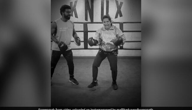 बॉक्सिंग करते हुए कोच रजनीश रवींद्रन के साथ डांस करते हुए नज़र आईं मलिका दुआ, वीडियो वायरल