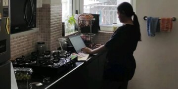 Man Post About Ninja Wife Multitasking Office And Kitchen Duties In Appreciation Divides Internet – पति ने पत्नी को कहा- ‘निंजा’, बोला
