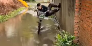 Man Did A Stunt To Save Shoes From Getting Wet On Road Internet Says Ninja – सड़क पर भरे पानी में जूतों को भीगने से बचाने के लिए शख्स ने किया स्टंट, लोग बोले