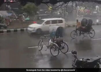Rickshaw Suddenly Moving Forward By Itself On Busy Road Netizens Think Its Haunted See Viral Video – बीच सड़क पर अचानक अपने आप ही चलने लगा रिक्शा, फिर खुद ही पार्क भी हो गया, लोगों ने कहा- भूत है