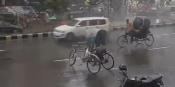 Rickshaw Suddenly Moving Forward By Itself On Busy Road Netizens Think Its Haunted See Viral Video – बीच सड़क पर अचानक अपने आप ही चलने लगा रिक्शा, फिर खुद ही पार्क भी हो गया, लोगों ने कहा- भूत है