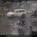 Rickshaw Suddenly Moving Forward By Itself On Busy Road Netizens Think Its Haunted See Viral Video – बीच सड़क पर अचानक अपने आप ही चलने लगा रिक्शा, फिर खुद ही पार्क भी हो गया, लोगों ने कहा- भूत है