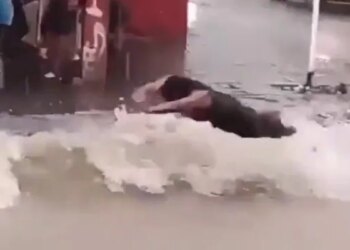 When There Was A Flood On The Road, This Boy Jumped And Had Fun, People Said – There Is Opportunity In Disaster – सड़क पर बाढ़ आ गई तो इस लड़के ने कूद-कूद कर मज़े किए, लोगों ने कहा