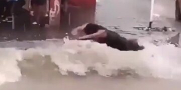 When There Was A Flood On The Road, This Boy Jumped And Had Fun, People Said – There Is Opportunity In Disaster – सड़क पर बाढ़ आ गई तो इस लड़के ने कूद-कूद कर मज़े किए, लोगों ने कहा
