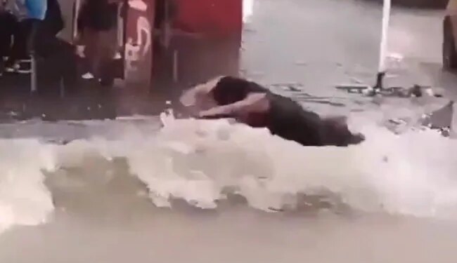 When There Was A Flood On The Road, This Boy Jumped And Had Fun, People Said – There Is Opportunity In Disaster – सड़क पर बाढ़ आ गई तो इस लड़के ने कूद-कूद कर मज़े किए, लोगों ने कहा