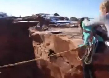 ऊंची पहाड़ी से लड़के ने गर्लफ्रेंड को मारा धक्का, हवा में झूलती हुई बोलीं लड़की, देखें वायरल वीडियो