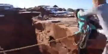 ऊंची पहाड़ी से लड़के ने गर्लफ्रेंड को मारा धक्का, हवा में झूलती हुई बोलीं लड़की, देखें वायरल वीडियो