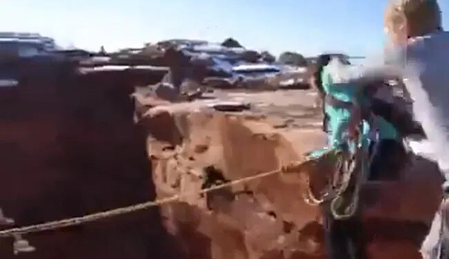 ऊंची पहाड़ी से लड़के ने गर्लफ्रेंड को मारा धक्का, हवा में झूलती हुई बोलीं लड़की, देखें वायरल वीडियो