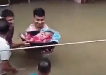 There Was Water Till The Chest, A Small Child Was Trapped In The Flood, The Father Saved His Life By Risking His Life
