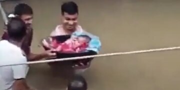 There Was Water Till The Chest, A Small Child Was Trapped In The Flood, The Father Saved His Life By Risking His Life