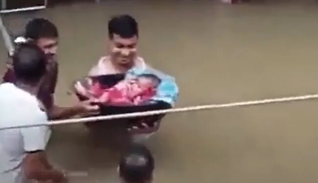 There Was Water Till The Chest, A Small Child Was Trapped In The Flood, The Father Saved His Life By Risking His Life