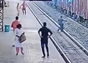 The Man Fell On The Track, The Railway Employee Saved His Life By Jumping On The Track, Watch The Heart-wrenching Video