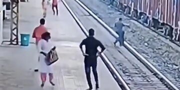 The Man Fell On The Track, The Railway Employee Saved His Life By Jumping On The Track, Watch The Heart-wrenching Video
