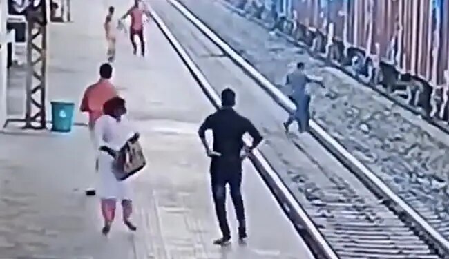 The Man Fell On The Track, The Railway Employee Saved His Life By Jumping On The Track, Watch The Heart-wrenching Video