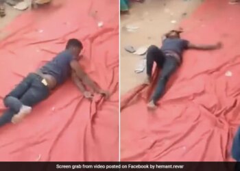 Man Dancing Like Dangerous Snake In Wedding Started Attack On People While Rolling On Floor Naagin Dance Funny Viral Video – नागिन डांस करते-करते हमलावर हुआ शख्स, ज़मीन पर लोट-लोटकर ऐसे नाचा कि मच गई भगदड़, लोग बोले
