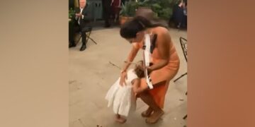 Little Girl Reaction To Woman Playing Violin Melts Hearts On Internet See Cute Viral Video