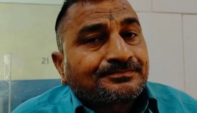 सांप ने किसान को काटा तो गुस्से में किसान ने सांप को ही काटकर खा गया, हैरान हो रहे हैं लोग