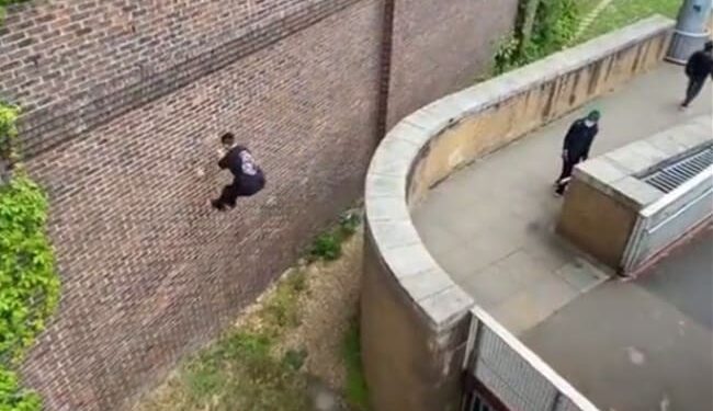 देखिए 'रियल स्पाइडरमैन' का ये वीडियो, दीवारों पर चलता और ऊंची बिल्डिंग्स से लगाता है छलांग