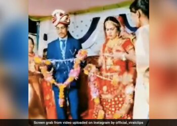 Bride Got Angry Started Breaking Jaimala On Stage After Seeing Groom Then What Happened Next See Funny Viral Video – दूल्हे को देखते ही खराब हुआ दुल्हन का मूड, गुस्से में स्टेज पर ही तोड़ने लगी वरमाला, लोग बोले