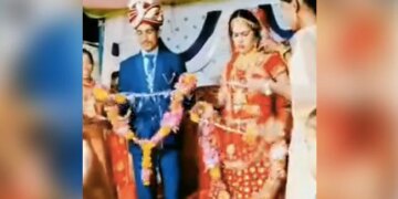 Bride Got Angry Started Breaking Jaimala On Stage After Seeing Groom Then What Happened Next See Funny Viral Video – दूल्हे को देखते ही खराब हुआ दुल्हन का मूड, गुस्से में स्टेज पर ही तोड़ने लगी वरमाला, लोग बोले