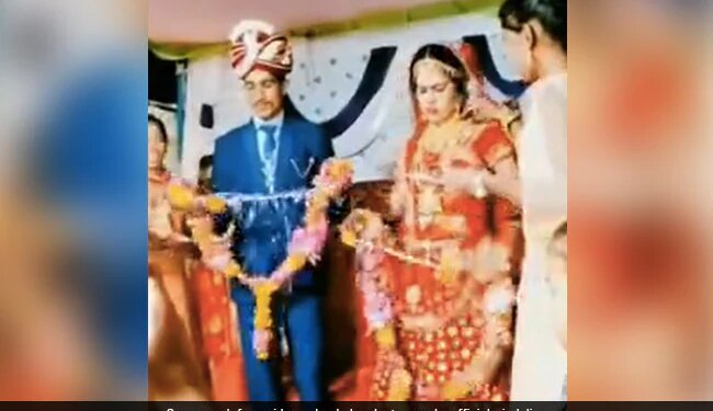 Bride Got Angry Started Breaking Jaimala On Stage After Seeing Groom Then What Happened Next See Funny Viral Video – दूल्हे को देखते ही खराब हुआ दुल्हन का मूड, गुस्से में स्टेज पर ही तोड़ने लगी वरमाला, लोग बोले