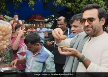 Kaalin Bhaiya Pankaj Tripathi Enjoying Golgappa In Kolkata, Photos Went Viral On Social Media