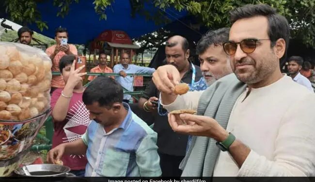 Kaalin Bhaiya Pankaj Tripathi Enjoying Golgappa In Kolkata, Photos Went Viral On Social Media
